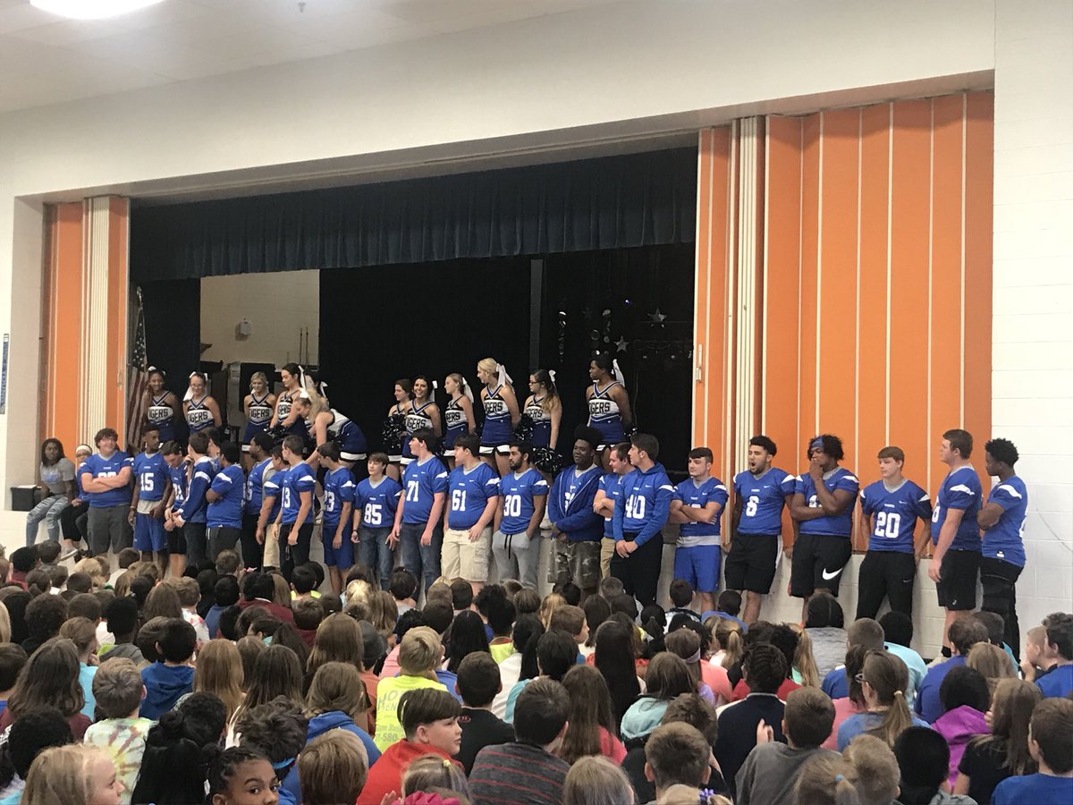 perry5th's tweet photo. Thank you @MCHS_Fball and cheerleaders! @westhillstigers πs our Tigers! #climb #beatgiles #Homecoming https://t.co/wsqrSYM4EI