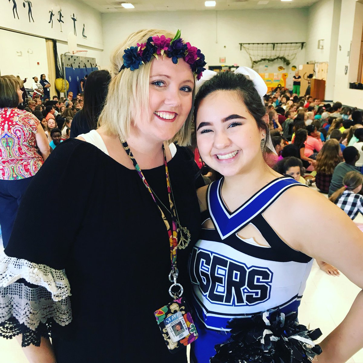 perry5th's tweet photo. Thank you @MCHS_Fball and cheerleaders! @westhillstigers πs our Tigers! #climb #beatgiles #Homecoming https://t.co/wsqrSYM4EI