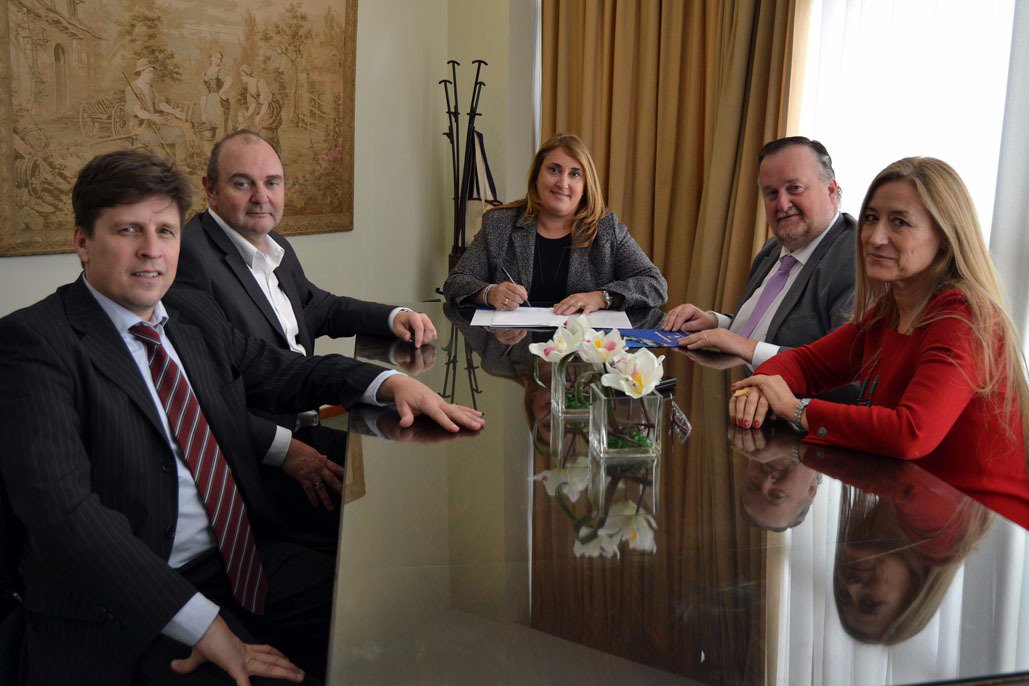 DerechoUNLZ's tweet photo. Se firmó un convenio marco de colaboración recíproca con La Unión de Magistrados y Funcionarios de Lomas de Zamora. 
https://t.co/ZJkpiwbQBH https://t.co/YAp7uew7B6