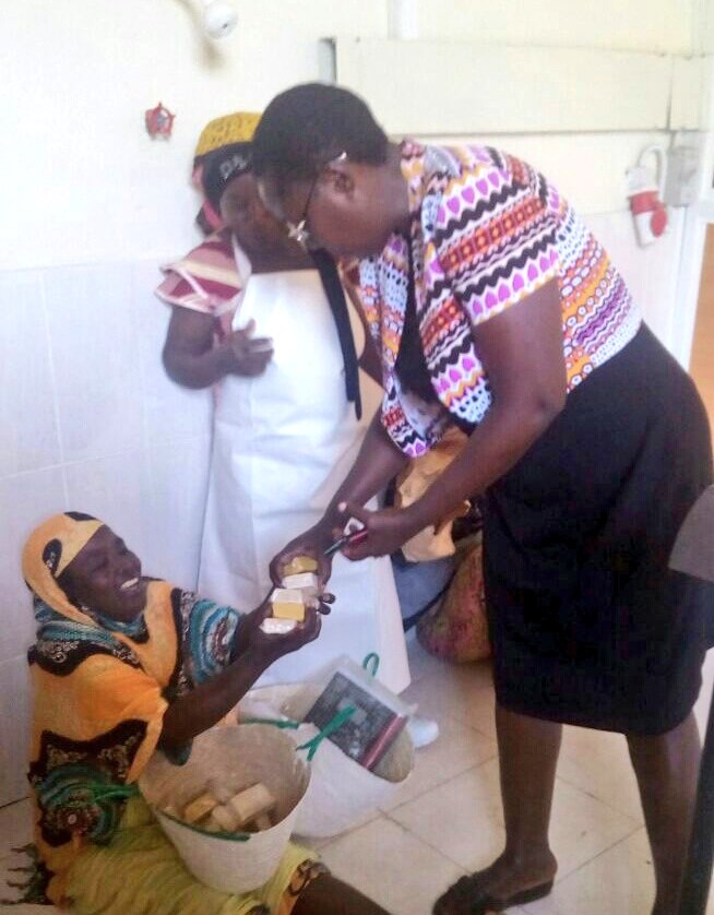 Ms Nyamasyo buys seaweed soap from a Kibuyuni farmer- Kwale. #KeFS will provide a processing plant 4the group to boost production of #soap.