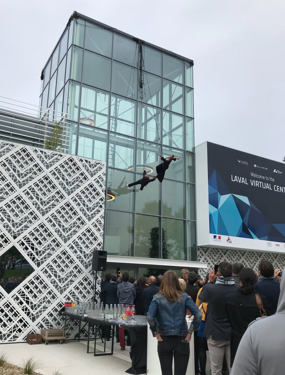 Ça y est, le Laval Virtual Center est inauguré ! 🍾 Un superbe hub de la #VR en France 🇫🇷 Bravo <a href="/lavalvirtual/">Laval Virtual</a> #LavalVirtualCenter #FrenchTech