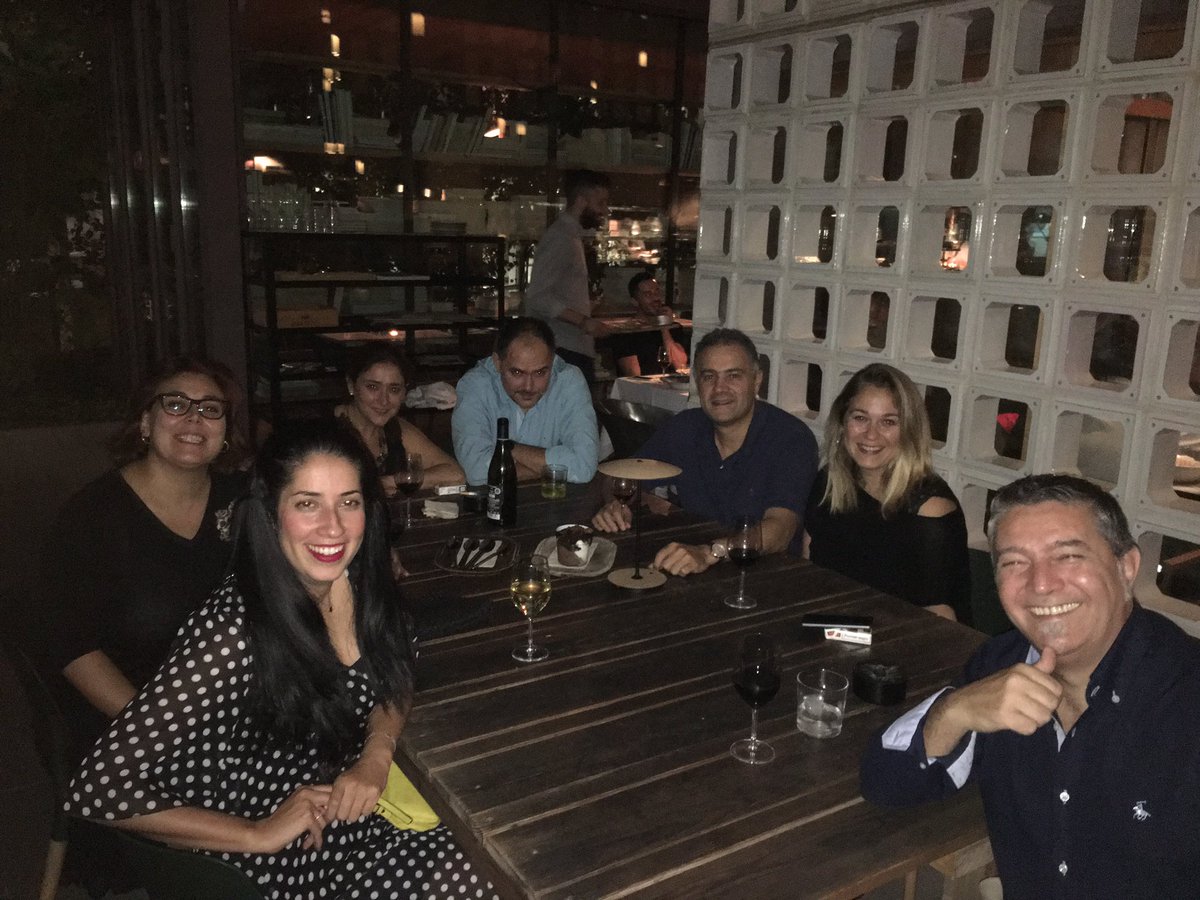 CarolaCralo's tweet photo. Porque un comienzo de año siempre hay que celebrarlo con amigos .... 🍷🔝 https://t.co/iKRVm4tsw5