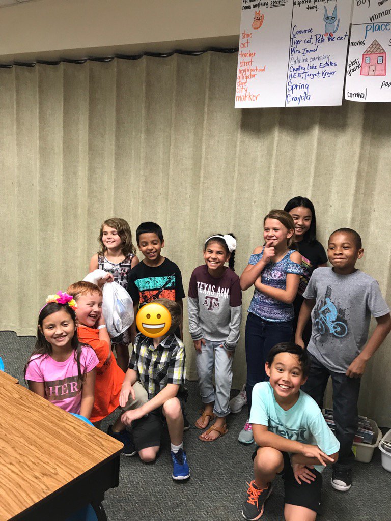 Mrs_Immel1's tweet photo. These Rams Rock! Showing the life principle of #citizenship by picking up trash at recess! 😍 https://t.co/KoGmmJwImm