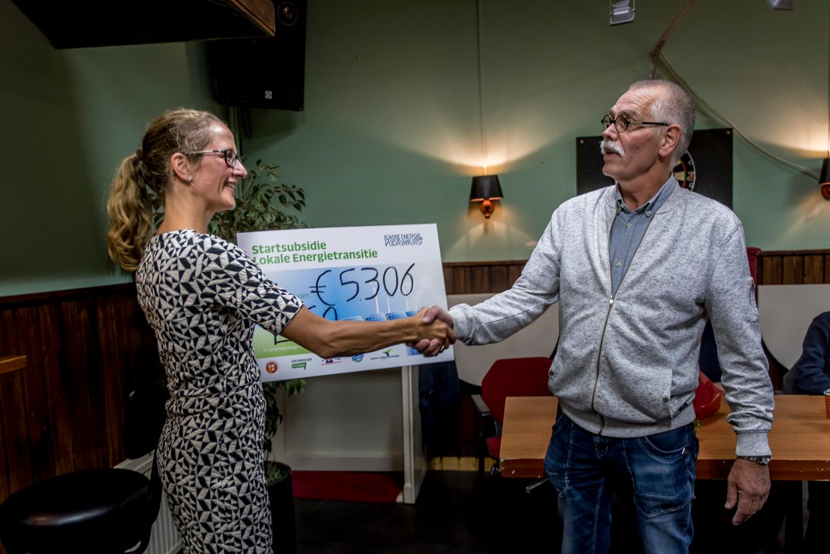 servicepuntlev's tweet photo. Energie Coöperatie Oudeschip ontvangt cheque van € 5.306 van @NienkeHoman #startsubsidie #lokaleenergie @NCGroningen https://t.co/H5KErgpIbP https://t.co/ri62yf9HyG