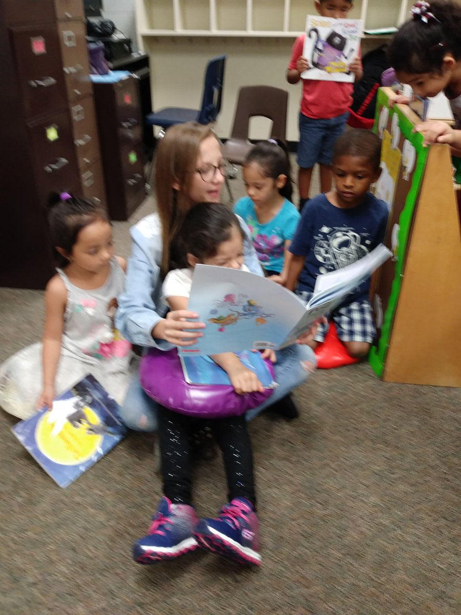 💚 when middle schoolers come to read! <a href="/HumbleISD_TE/">Timbers Elementary</a> #TEinspires