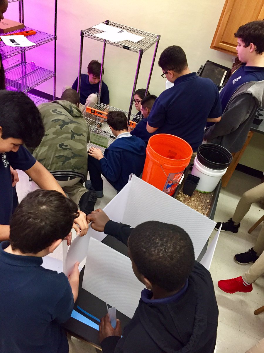 andrewkearns64's tweet photo. When does 73 students in a room with two teachers make sense? When you're in the #botanylab at @josemartimast &amp; it's MS &amp; HS @GrowBeyondEarth planting day for @FairchdChallnge! #mast1718 😃🌿👍🏻@FairchildGarden @STEMDesignation @MDCPSSTEAM @APadolf @plantsinspace @trentmsmith https://t.co/fWy5NyIV0B