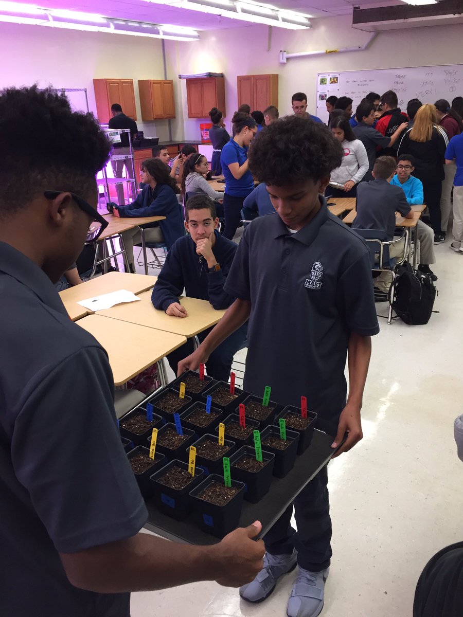 andrewkearns64's tweet photo. When does 73 students in a room with two teachers make sense? When you're in the #botanylab at @josemartimast &amp; it's MS &amp; HS @GrowBeyondEarth planting day for @FairchdChallnge! #mast1718 😃🌿👍🏻@FairchildGarden @STEMDesignation @MDCPSSTEAM @APadolf @plantsinspace @trentmsmith https://t.co/fWy5NyIV0B