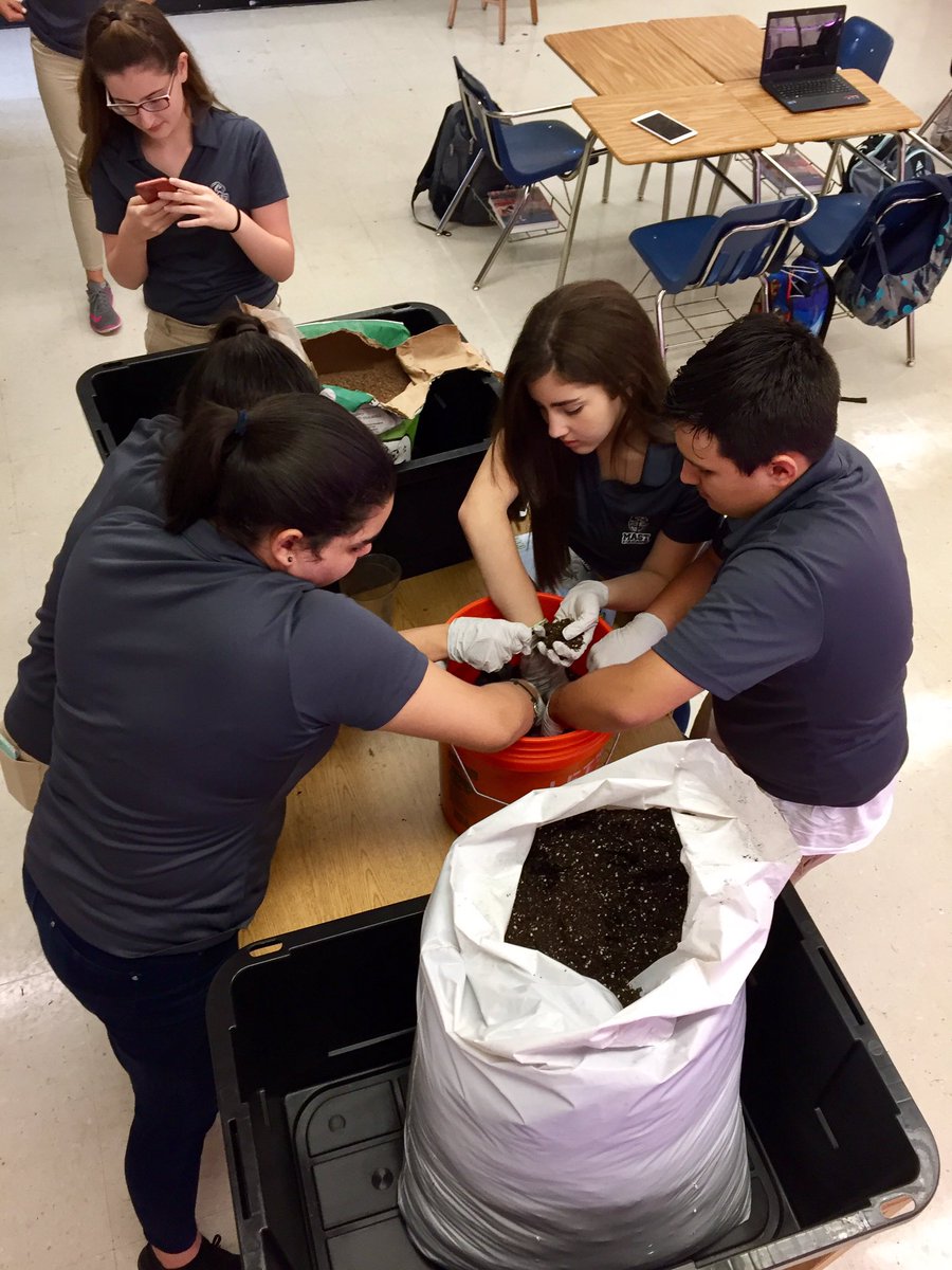 andrewkearns64's tweet photo. When does 73 students in a room with two teachers make sense? When you're in the #botanylab at @josemartimast &amp; it's MS &amp; HS @GrowBeyondEarth planting day for @FairchdChallnge! #mast1718 😃🌿👍🏻@FairchildGarden @STEMDesignation @MDCPSSTEAM @APadolf @plantsinspace @trentmsmith https://t.co/fWy5NyIV0B