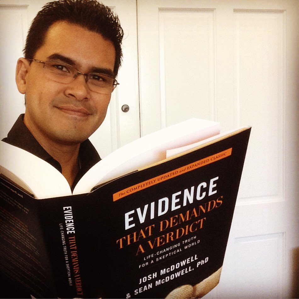 ApologeticsGuy's tweet photo. #Reading a beautiful hardcover masterpiece by @sean_mcdowell and @josh_mcdowell Evidence That Demands a Verdict. #readevidence #trueevidence https://t.co/7kZT4tL0qq