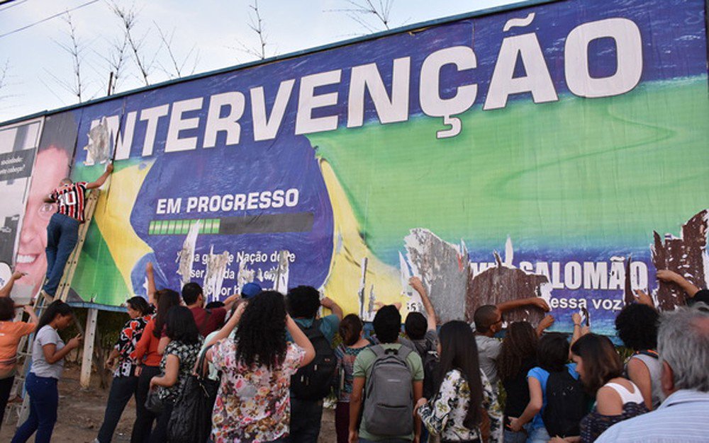 Estudantes da BA rasgam outdoor que defende intervenção militar no Brasil e político rebate: 'Criminosos' glo.bo/2fVsvAO #G1