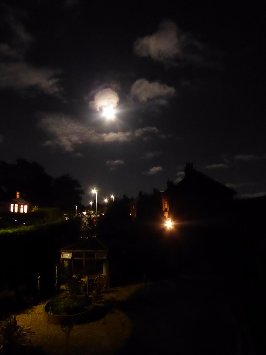 StephenAHenry's tweet photo. Tonight's full moon over #Midton #Gourock https://t.co/NwP1iOKP4H