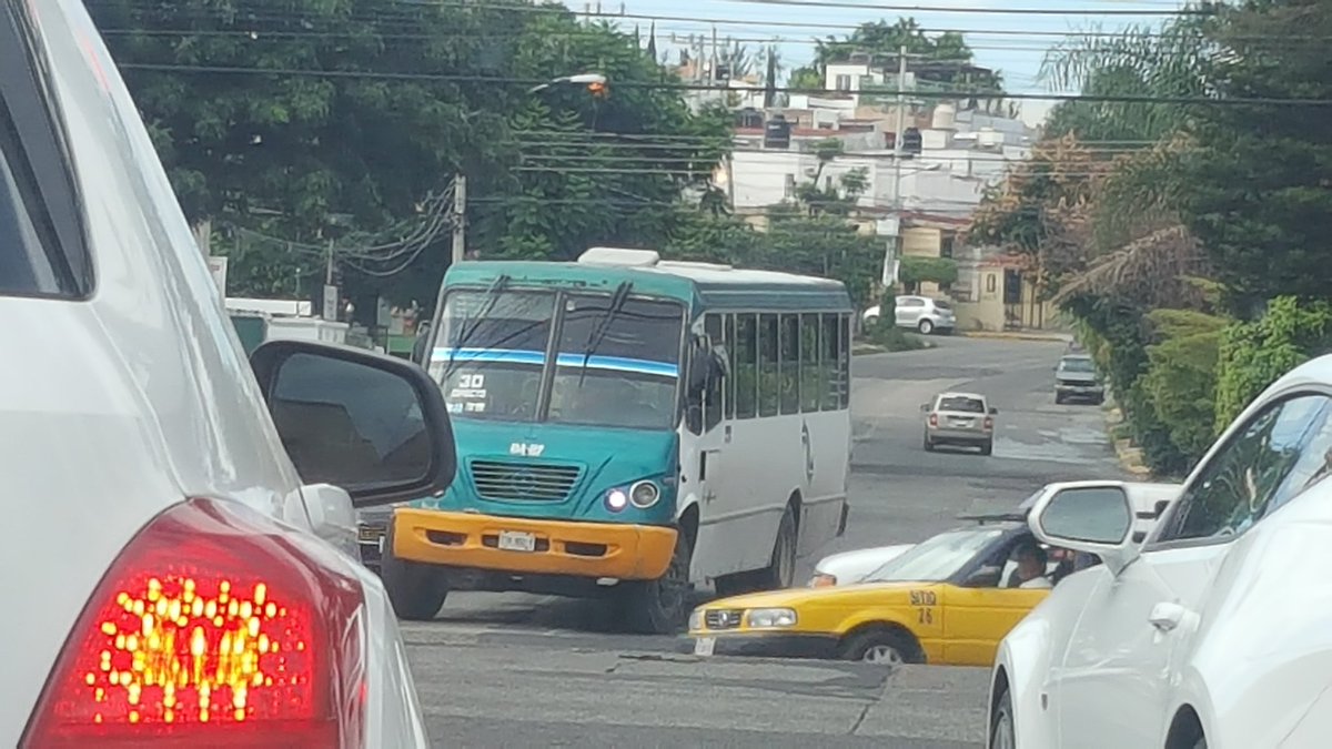 DiegoEGH's tweet photo. R 30 sentido contrario, se pone en siga y no deja pasar. ya estuvo bueno @MovilidadJal hay que quitar licencia @1070noticias @Ramiro_Escoto https://t.co/nvvTDLENOR