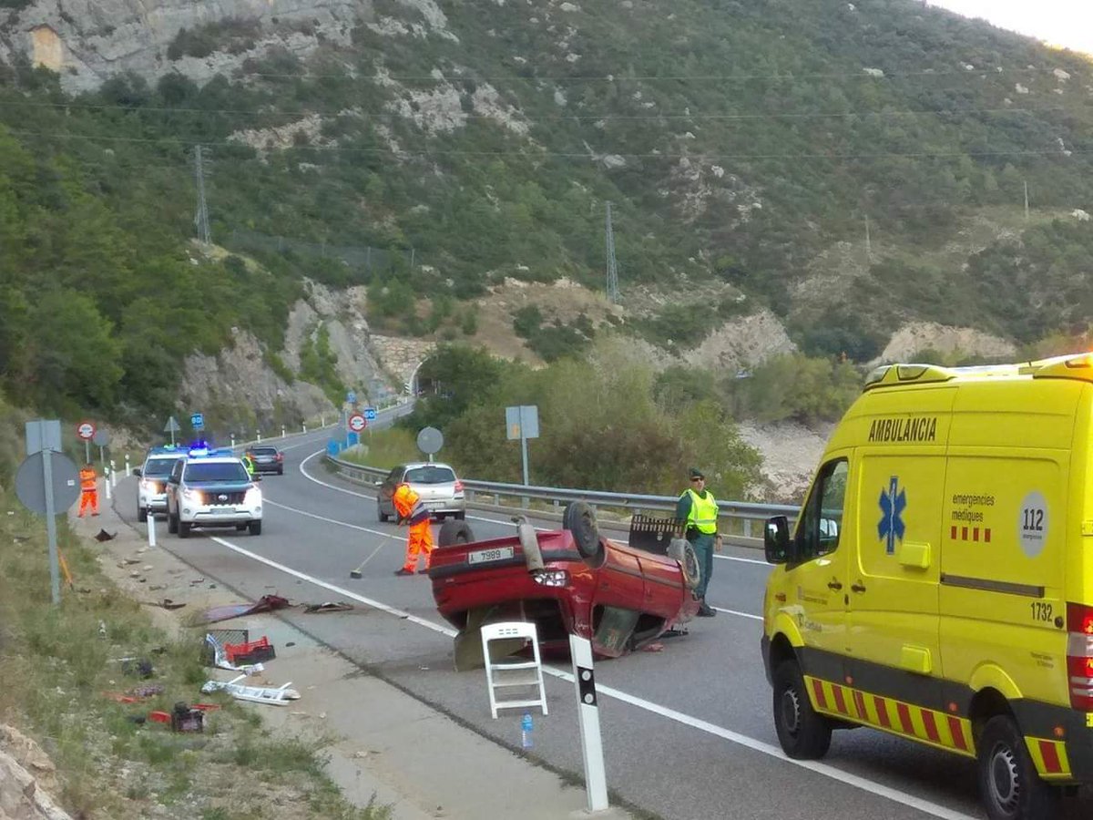 boettocao's tweet photo. #USEIC de Córdoba desplazados a #Cataluña intervienen en Accidente de Tránsito en #Peramola. @RadioSeu @guardiacivil https://t.co/YbiGJZxKid