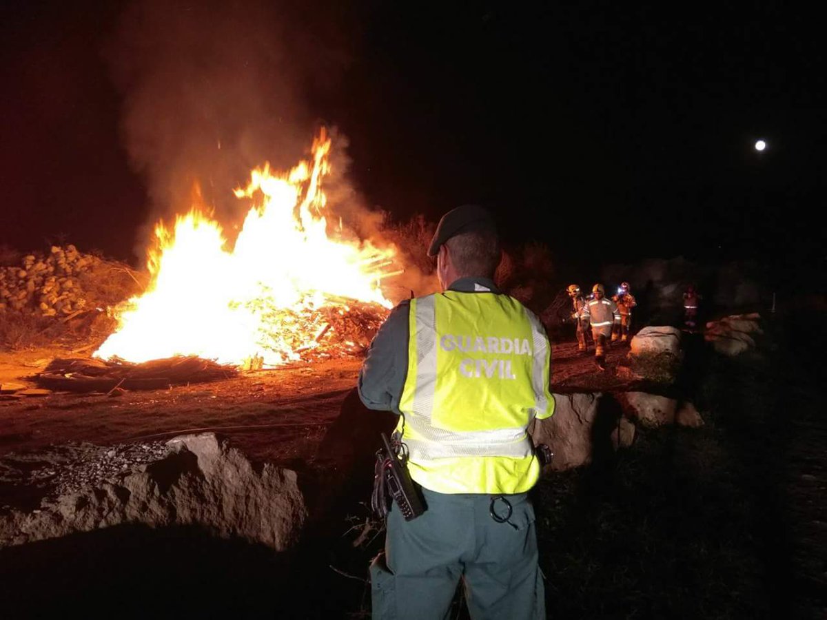 boettocao's tweet photo. Agentes de #USEIC en Cataluña también intervienen en Incendio en #Oliana. @Aj_Oliana @RadioSeu @guardiacivil #YoSoyGuardiaCivilDeCataluna https://t.co/GiyFXxDAW8