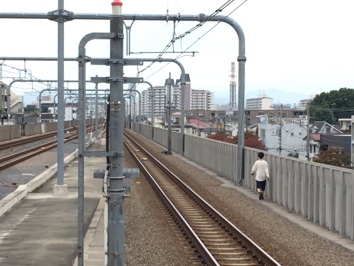 中央線 国立駅付近の線路内を人が 優雅に歩く 事案が発生し ラッシュ時の電車が一時運転見合わせ Togetter