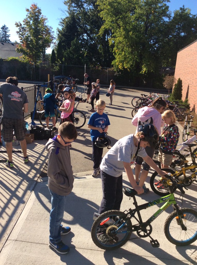 MsCook5_6's tweet photo. Awesome #CycleIntoTheFuture mechanics made sure the Gr. 5's bikes were safe. Thanks! Next week we ride! @ctrwrdsb @wrdsb https://t.co/MlSxulP5bk