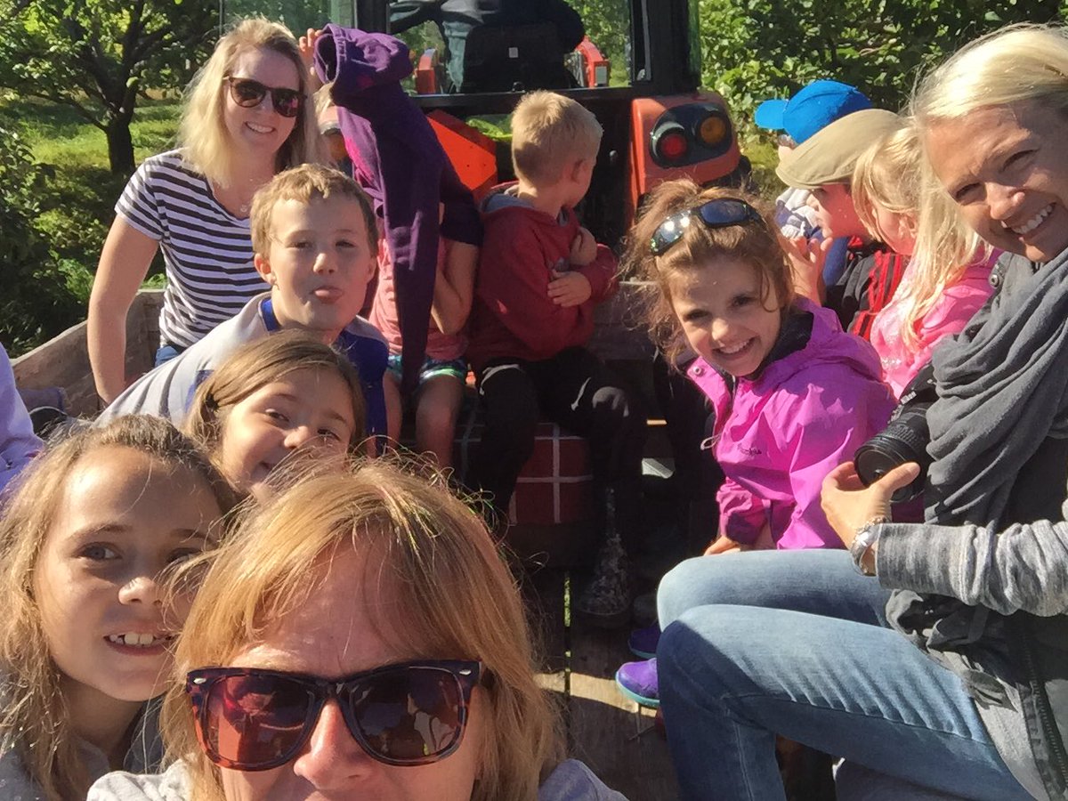 SYD_books_LDSB's tweet photo. Wagon rides are lots of fun! #applepickingtime  @MsLamarche_LDSB 🍎 https://t.co/dLNCp8n0gh
