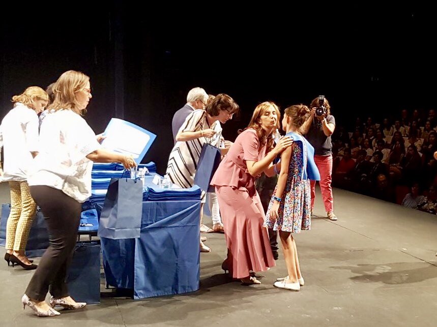 ayto_pozuelo's tweet photo. La alcaldesa @spquislant y la concejala de educación @AlmudenaRE hacen entrega de los reconocimientos a los alumnos. Enhorabuena! #Pozuelo https://t.co/zId9hvPyHE