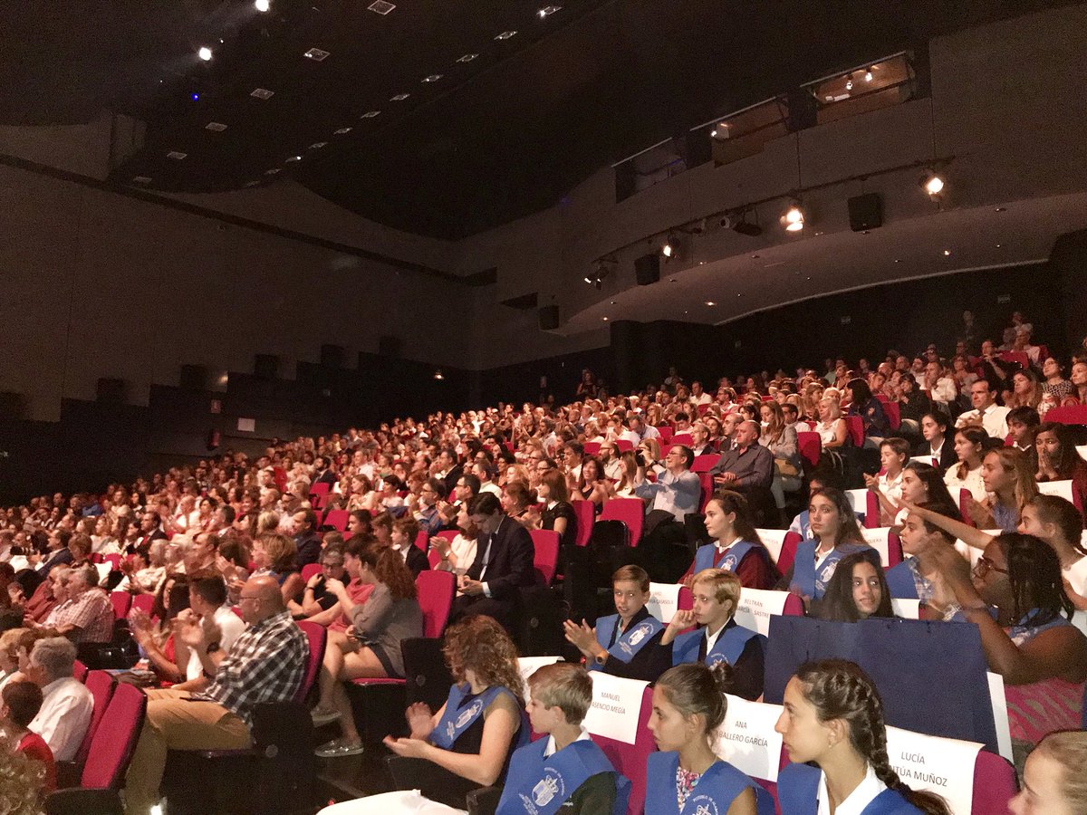 ayto_pozuelo's tweet photo. La alcaldesa @spquislant y la concejala de educación @AlmudenaRE hacen entrega de los reconocimientos a los alumnos. Enhorabuena! #Pozuelo https://t.co/zId9hvPyHE