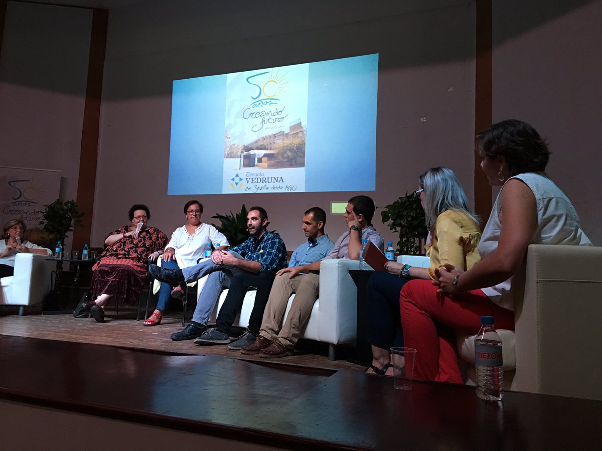 VedrunaNervion's tweet photo. D. Borja Sallago resaltando esos valores #vedruna que le han marcado su vida y que sigue marcando sus pasos profesionales y personales. https://t.co/zgJ0scCDjq