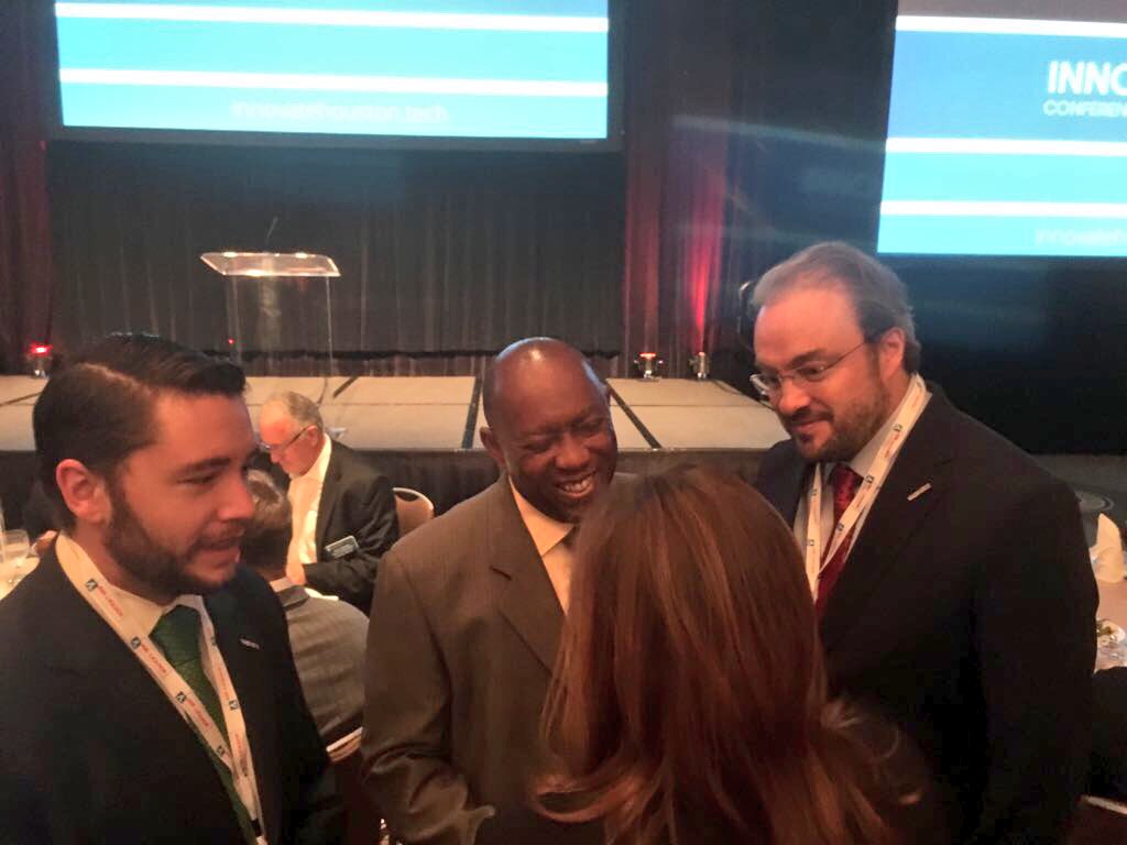 juanc_acra's tweet photo. En el #ICS17 con CEO Lori Vetters de @HouTechCenter y @SylvesterTurner Mayor of @HoustonTX. #Tecnología https://t.co/nldz7WiYyw