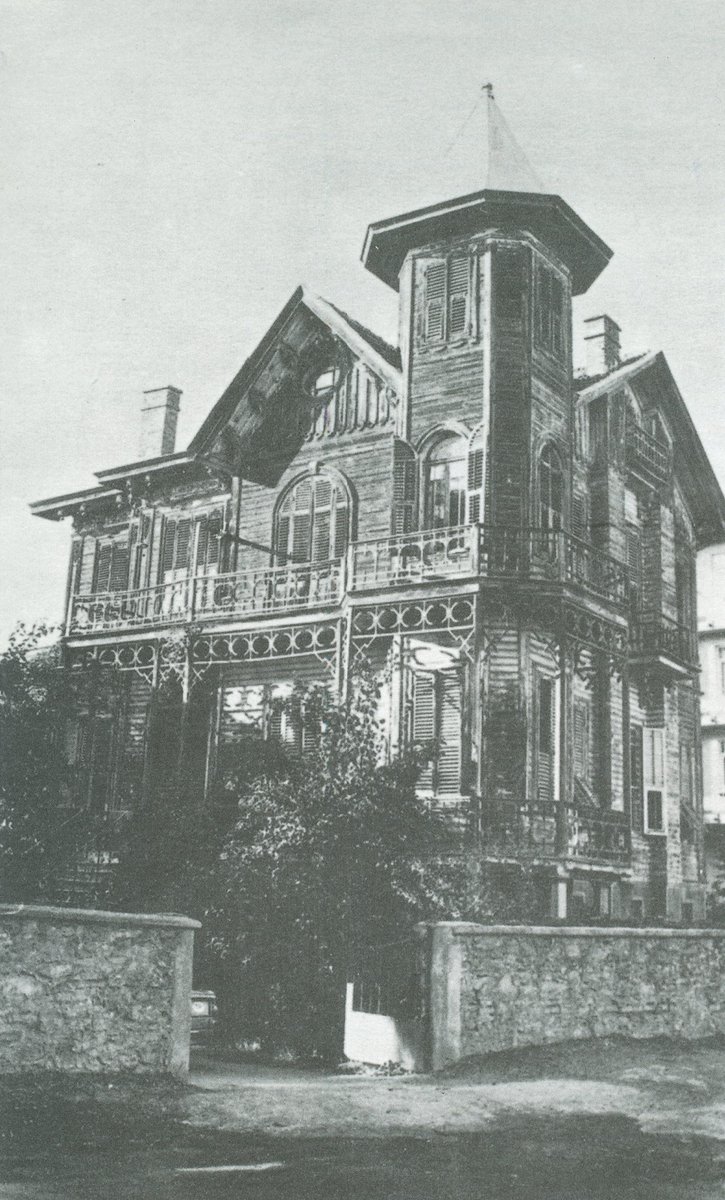 19.yy da zengin aileler İstanbul'un Asya yakasındaki sayfiyelerde bütün yazı geçirmeye başladıklarında, bahçe köşkleri malikanelere dönüştü.