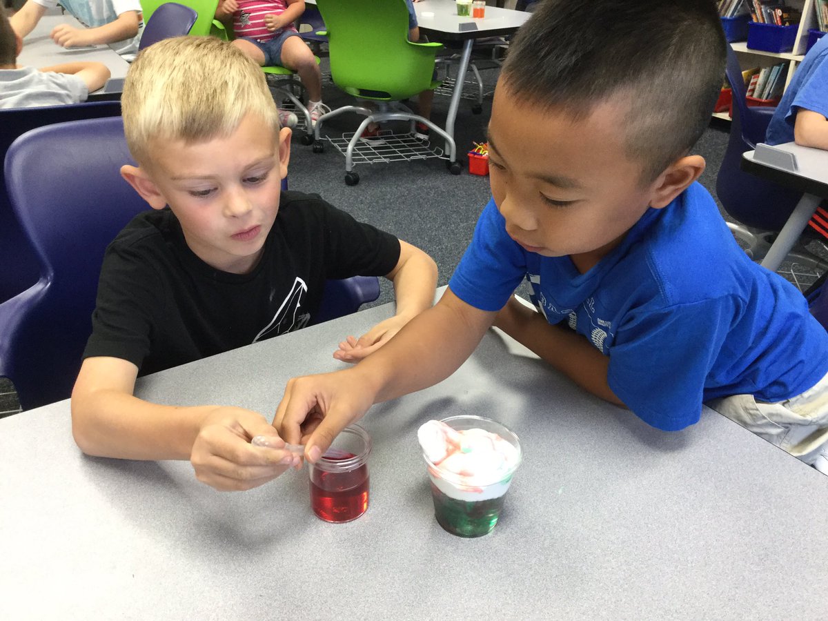 LisaCallif's tweet photo. Scientists at work! Mrs. Tanner helped us make it rain in class today. @JWReasonElem https://t.co/McB1Dd5IBe