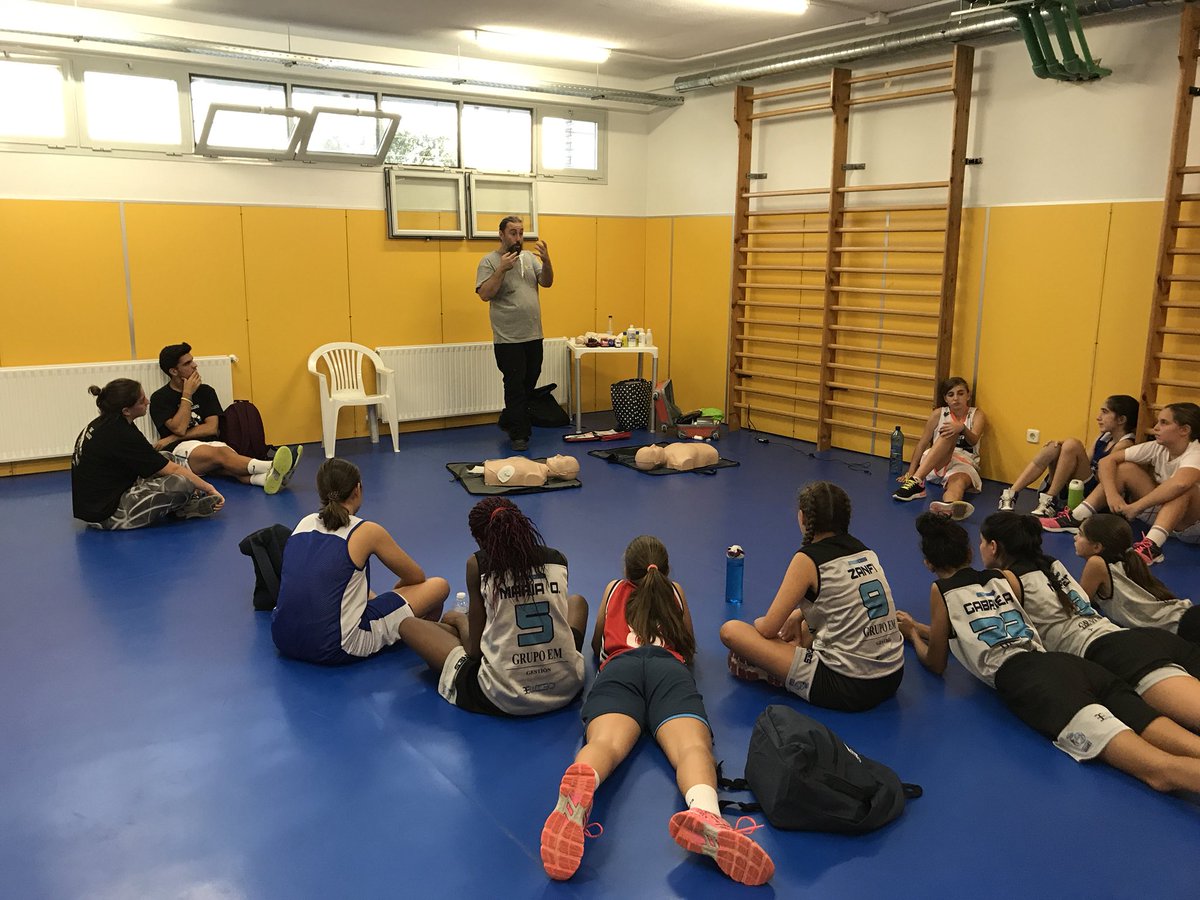 Nuestros chic@s aprenden hoy primeros auxilios gracias al <a href="/AytoLeganes/">Ayuntamiento de Leganés</a> y <a href="/deportesleganes/">Deportes Leganés</a> Esto también es parte del entrenamiento. Gracias!