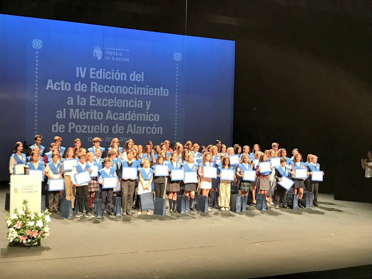 ayto_pozuelo's tweet photo. Foto de familia con los alumnos premiados. Enhorabuena! #Pozuelo #Mérito #Excelencia https://t.co/QwdOHnrQH3
