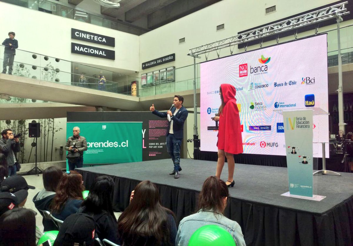 Karol_LuceroV's tweet photo. Ahora en charla de educación financiera para jóvenes en la #FEF2017 del Centro cultural Palacio de La Moneda @AbifChile @CCPLM https://t.co/YIIcY18xDI
