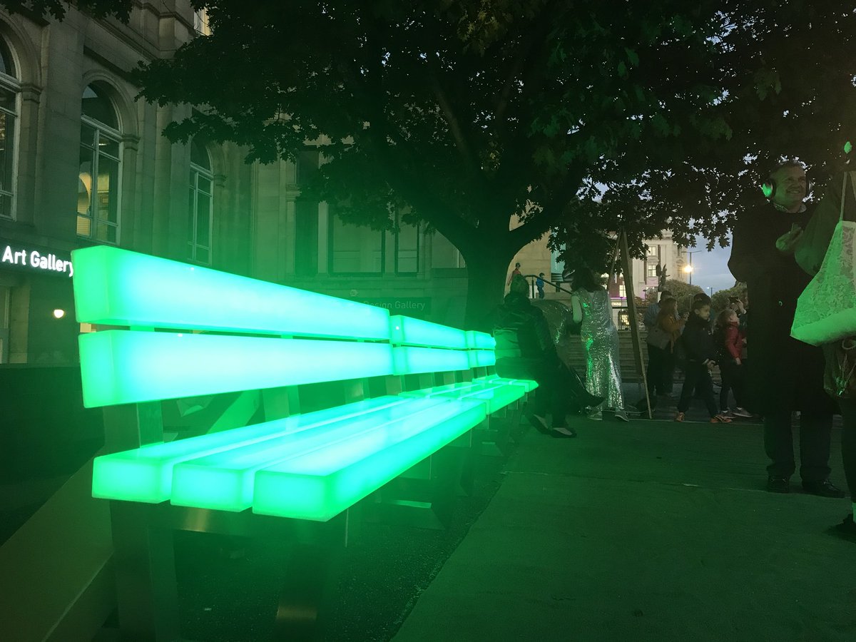 kw1330's tweet image. #lightbench looks great @ #LeedsLightNight @LeedsBID well done!