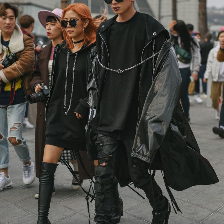 ERlKAHANSON's tweet photo. My aesthetic is couples coordinating at Seoul Fashion Week. https://t.co/1sCyXUHszv