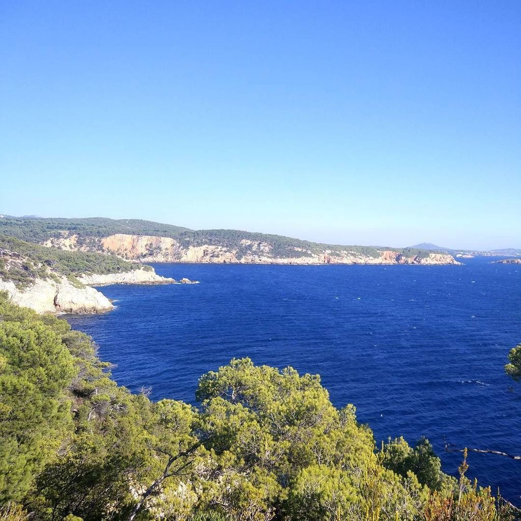 KALTBLUTMAG's tweet photo. Hello paradise! #holidayseason #Kaltblutmagazine #kaltblutontour #provence #chilling #bathsun #mytanisbetterthanyours #nofilter #whatsupber… https://t.co/4CF9n4z1Mn