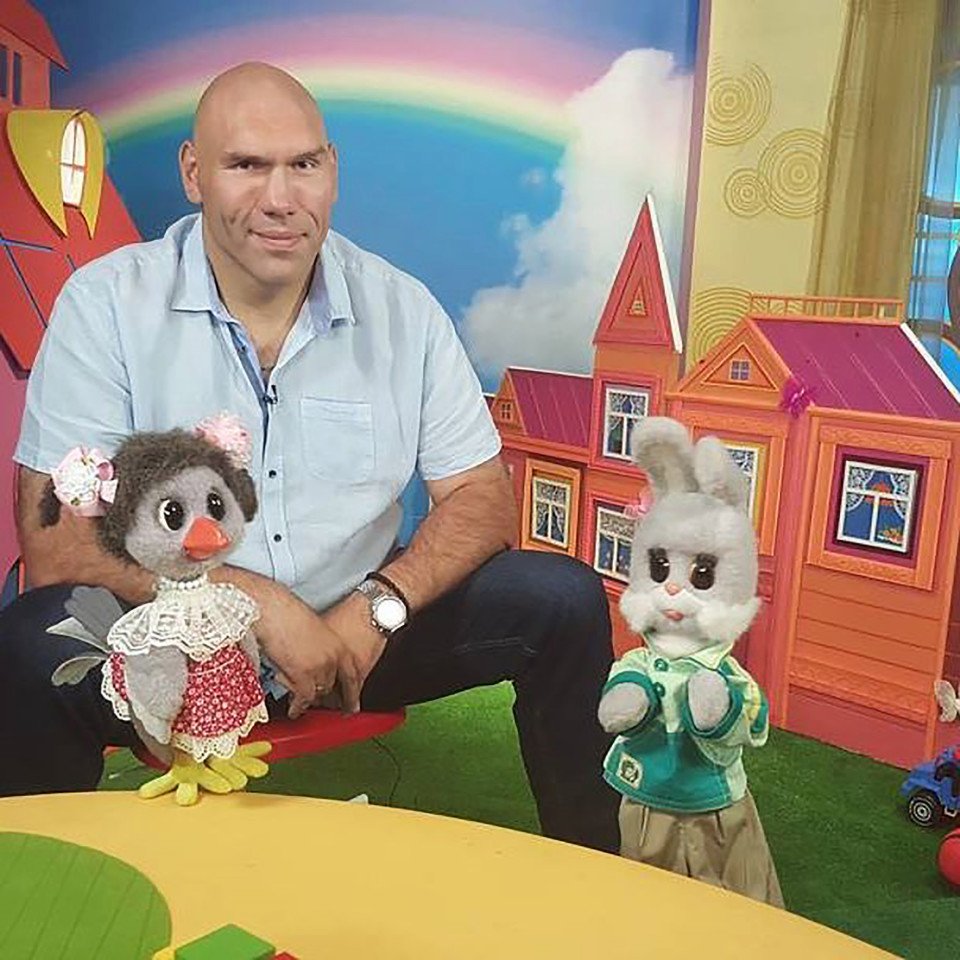 boxingdailycom's tweet image. 8 yrs after his infamous defeat to Haye, the 2-time WBA HW champ has earned a seat in Russian parliament.

He is also a childrens presenter on the popular Russian kids program "Spokoynoy nochi, malyshi!" (translated as Good Night, Little Ones)