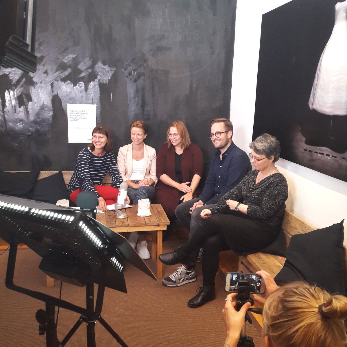 DashderRoboter's tweet photo. Tolle Gäste beim @scoyo #Elternabend! Wir freuen uns! Schaut rein auf dem Facebook-Kanal von @scoyo von 8 bis 9. https://t.co/m8iCyX5Ho6