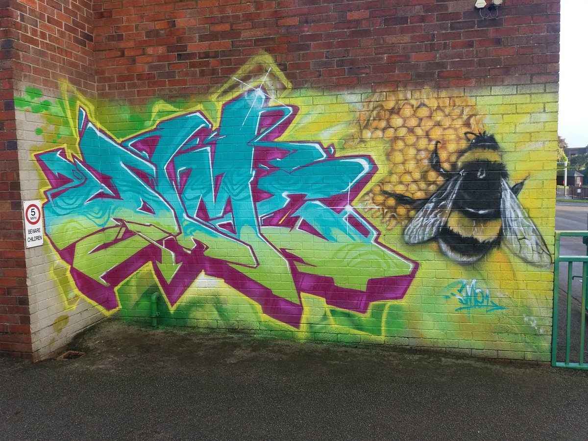 Neston_Primary_'s tweet image. Great work from a great artist and friend of the school @dime_one . Superb as ever. #whatdoesitsay #bees