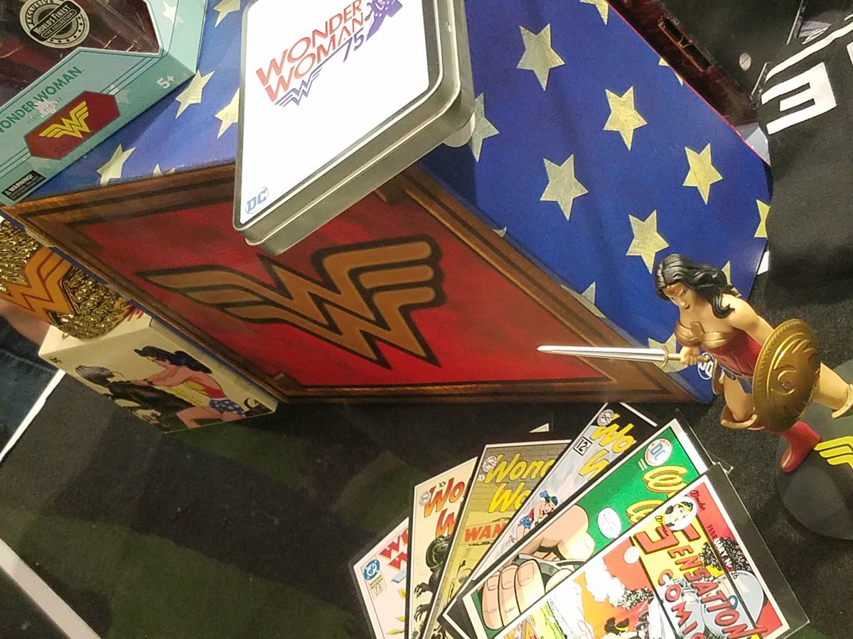 gnomeslayer's tweet image. Deluxe Wonder Woman box ships in December! @worldsfinest can't wait!