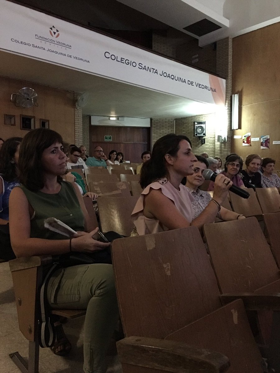 VedrunaNervion's tweet photo. Nuestra compañera y profesora Dña. Llani Fuentes agradeciendo la apuesta por la atención a la diversidad de nuestro centro #vedruna https://t.co/BrSYIuS4Gb