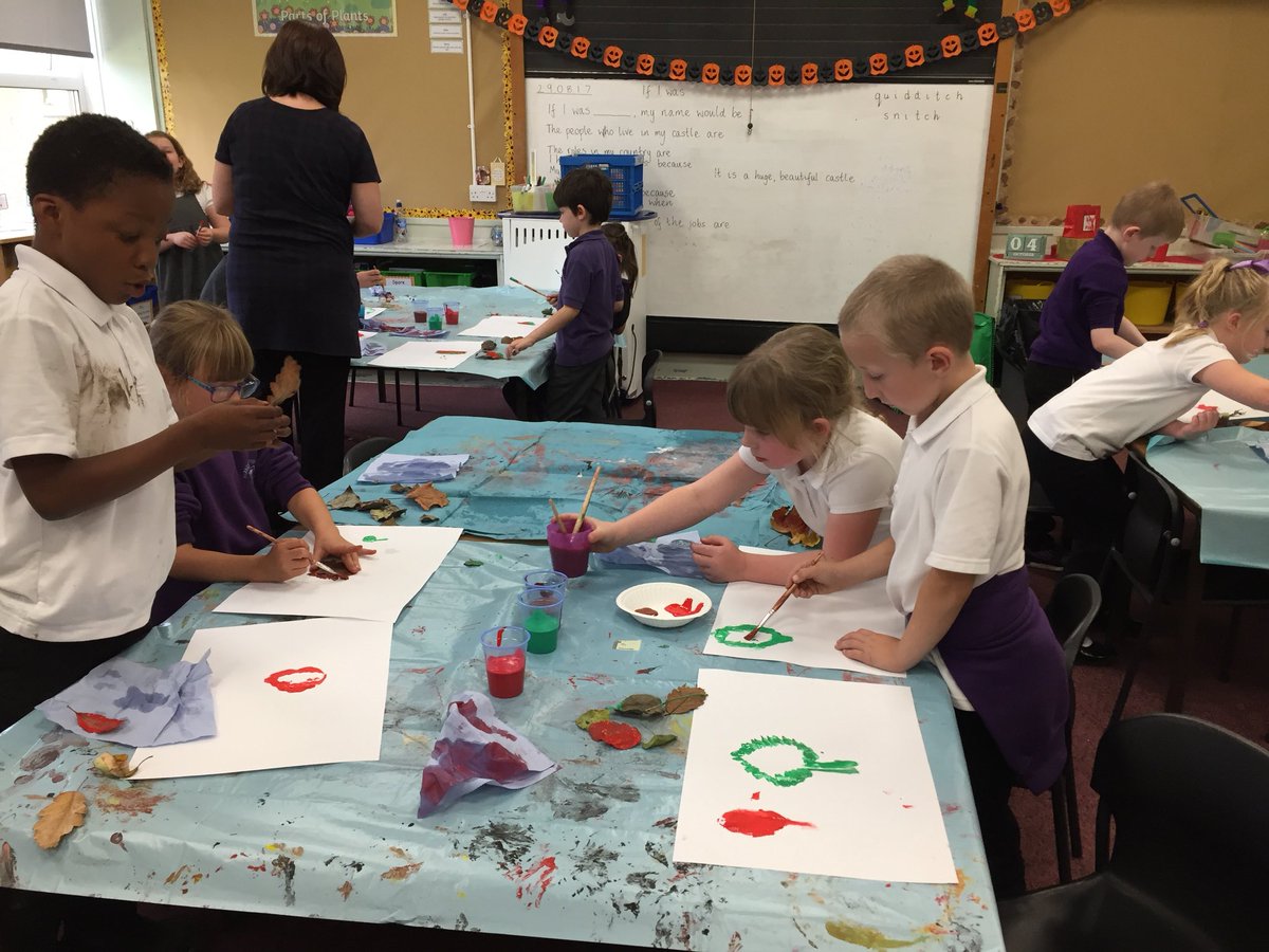 MrsSwanBX's tweet photo. We painted around our leaves and printed with our leaves this afternoon using autumnal colours 🌱🌿🍃 #partsofplants https://t.co/f6bzdHCwc8
