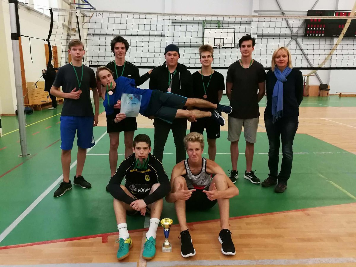 r69vsk's tweet photo. Šodien, skolas volejbola komanda piedalījās Kurzemes rajona finālsacensībās, iegūstot godalgoto 3.vietu. https://t.co/whmfWN9G5B https://t.co/lfSk6RVdfh