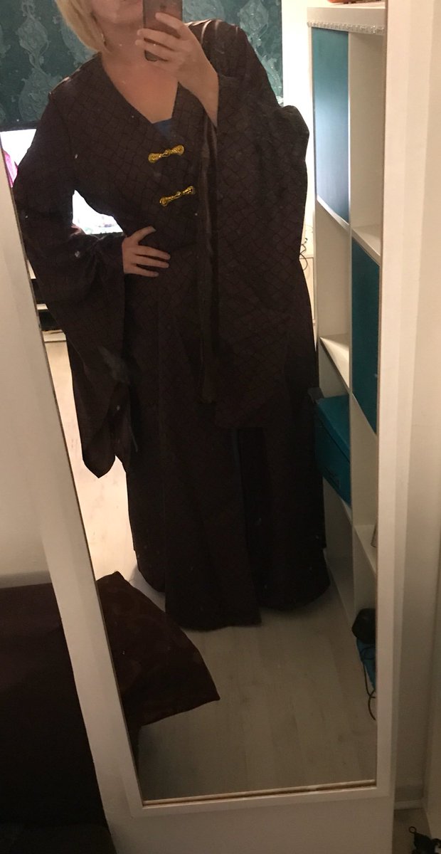 _NEZUCAPITAN0_'s tweet photo. .....komisch ein Kleid zu tragen 😳
Aber es wird. Bisschen enger machen. Die Fiebeln zu Ende basteln & dranmachen #sansaiscoming #FBM https://t.co/AOsxujZK0P