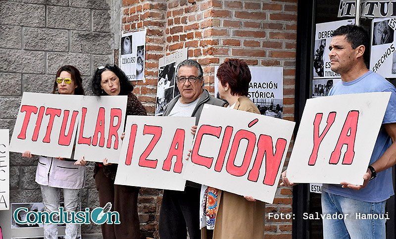 ConclusionRos's tweet photo. #Rosario Protesta de docentes del #Cecla en reclamo de titularización y estabilidad laboral
➡️ https://t.co/ndKnVOZEzi https://t.co/CqZVAIiUcp