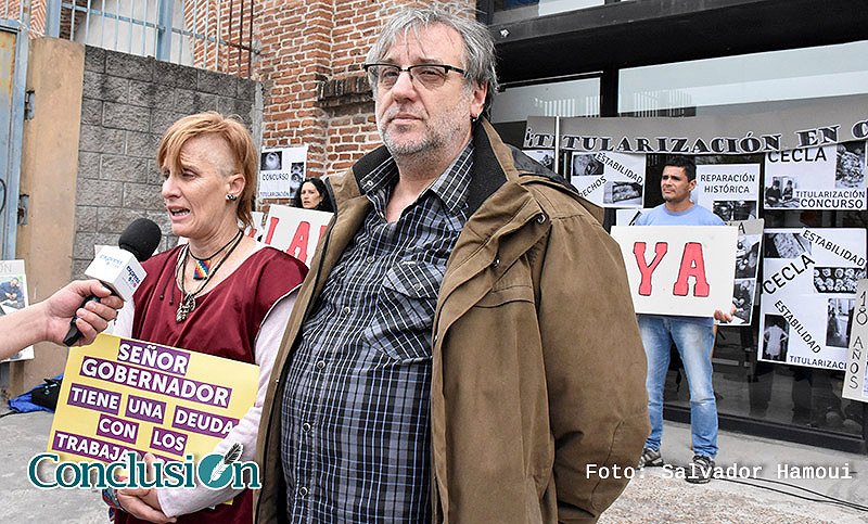 ConclusionRos's tweet photo. #Rosario Protesta de docentes del #Cecla en reclamo de titularización y estabilidad laboral
➡️ https://t.co/ndKnVOZEzi https://t.co/CqZVAIiUcp