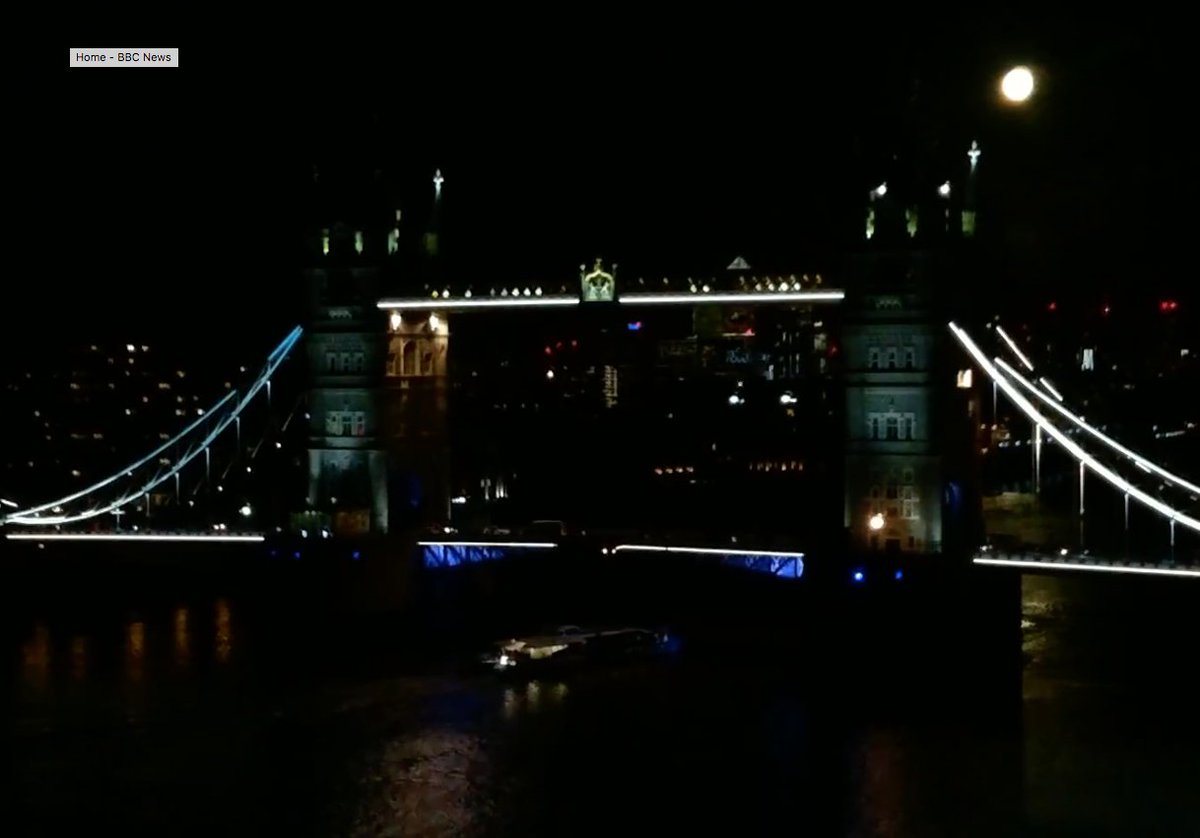 jillpne6's tweet photo. Just got to love London & an almost full moon! #towerbridge #notlondonbridge https://t.co/ccXAkEyeXF