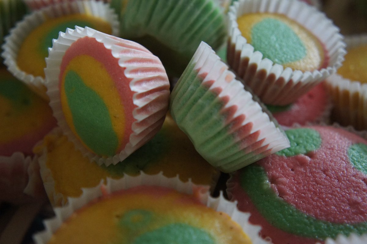 raquelitis's tweet photo. CUPCAKES DE COLORES. Ventas al mayo  #sevende #hechoamano #hechoenvenezuela #caracas #redvelvet #cupcakes #ponquesitos #colores #multicolor https://t.co/73fk3Bizt9