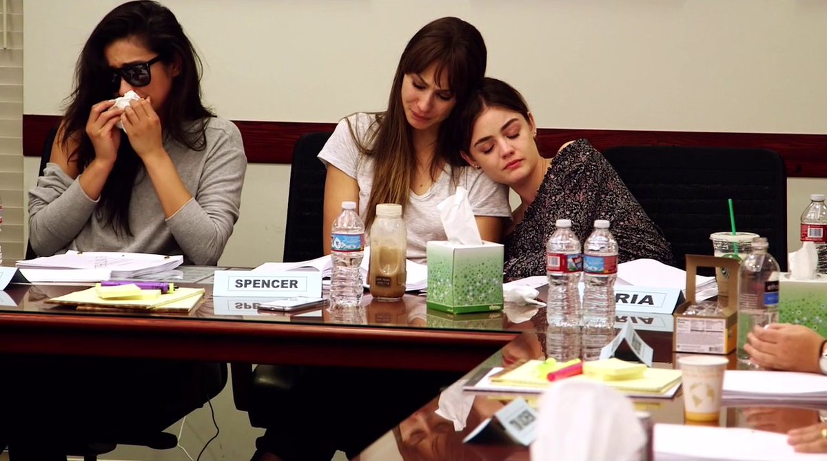 Tal día como hoy, hace 1 año, asistimos casi en directo a uno de los momentos más tristes de las #PLL

La última lectura de guión #PLL 7x20💔