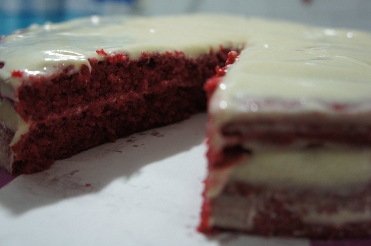 raquelitis's tweet photo. TORTA RED VELVET. Racion con empaque al mayor y detal. Preguntas al privado  #ccs #sevende #hechoamano #hechoenvenezuela #caracas #redvelvet https://t.co/hQqtch4moa