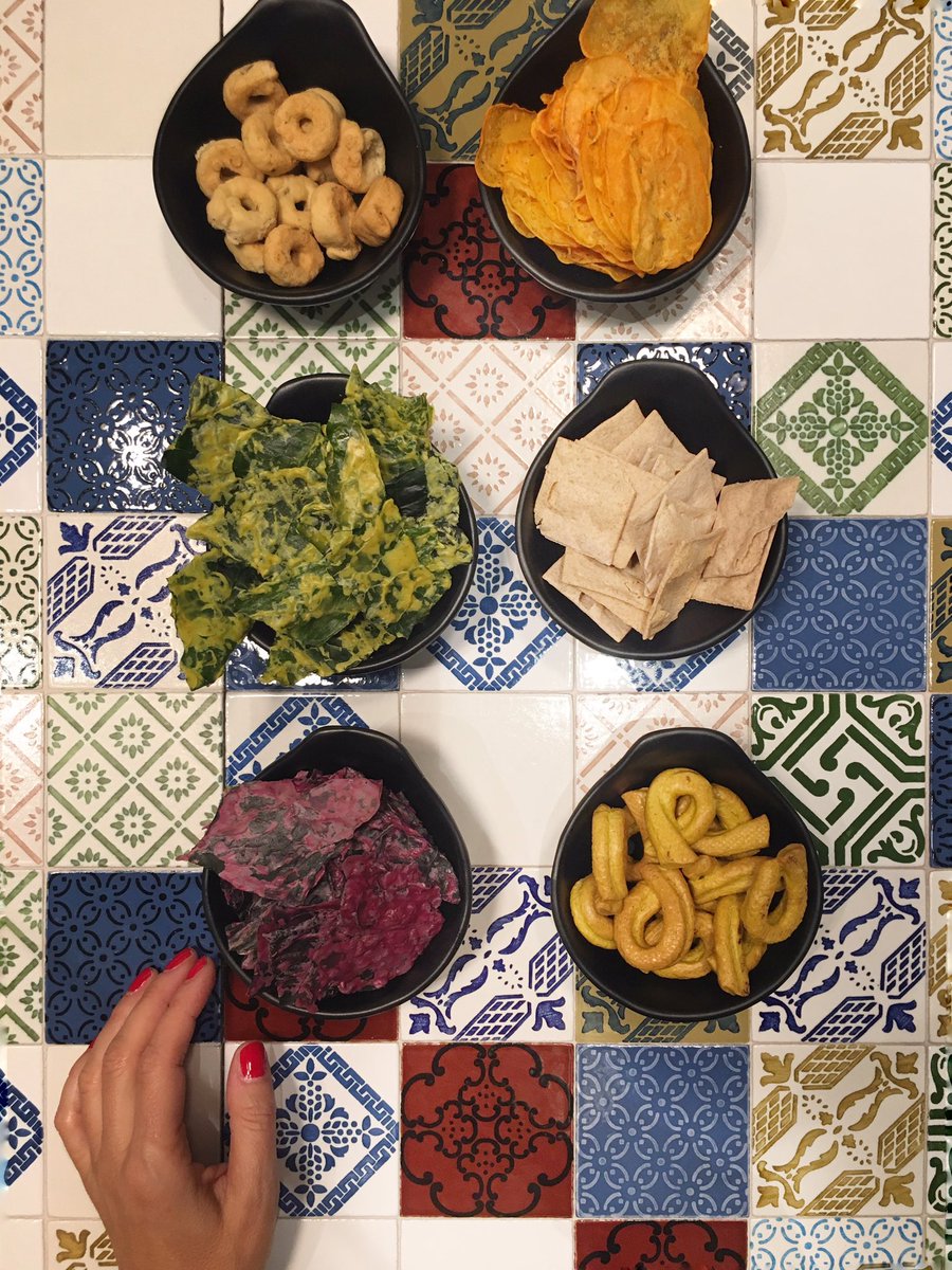 ValeriaMoschet's tweet photo. Questa serata è piena di bellezza e cose buone! Lancio del meraviglioso #Ossigeno, il nuovo magazine di lifestyle/food/art 😍
#Oevent https://t.co/sRLrrzHltj