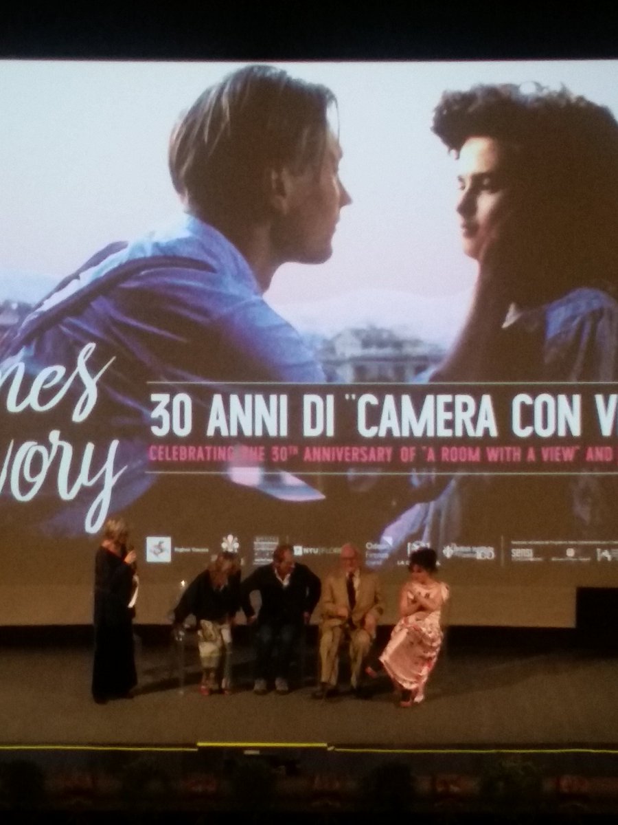 #cameraconvista
Eccola, splendidamente vestita di rosa 😍 Helena Bonham Carter conquista la scena 💖
