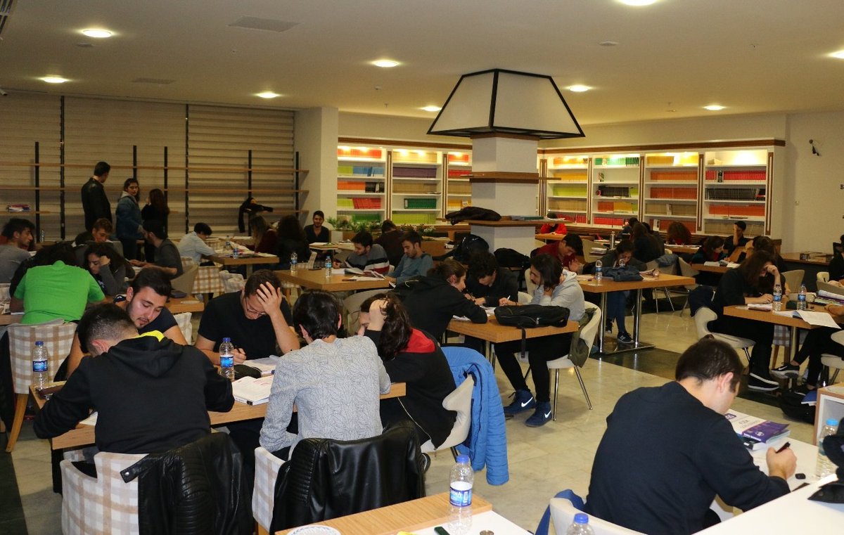 OA_BAK's tweet photo. Sevgili gençler, gençlik merkezlerimiz kendi çalışma odalarınız kadar konforlu biliyorum ama saat geç oldu ailelerinize haber verin😉 https://t.co/H4zx32OXRJ
